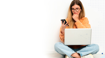 Mujer trabajando en su computador